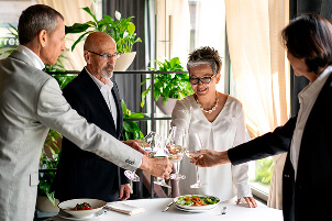 Colleagues raising glasses in a toast at an incentive dinner
